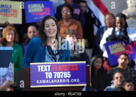 Oakland, Kalifornien, USA. 27. Jan. 2019. Oakland, Kalifornien, USA, 27.Jan.2019, Oakland Mayor Libby Schaaf stellt US-Senator Kamala Harris auf den ersten Harris' Kundgebung außerhalb Oakland City Hall am 31.01.27. Harris angekündigt, sie ist für den Präsidenten der Vereinigten Staaten läuft am 31.01.21. Credit: Scott Morris/Alamy leben Nachrichten Stockfoto