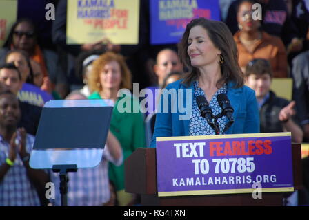 Oakland, Kalifornien, USA. 27. Jan. 2019. Oakland, Kalifornien, USA, 27.Jan.2019, Oakland Mayor Libby Schaaf stellt US-Senator Kamala Harris auf den ersten Harris' Kundgebung außerhalb Oakland City Hall am 31.01.27. Harris angekündigt, sie ist für den Präsidenten der Vereinigten Staaten läuft am 31.01.21. Credit: Scott Morris/Alamy leben Nachrichten Stockfoto