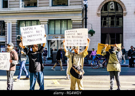 Oakland, Kalifornien, USA. 27. Jan 2019. Menschen protestieren Kamala Harris an ihrer Präsidentschaftskampagne Aktionsstart; Anzeichen Referenzieren nicht Verfolgung Mnuchin und nicht loslassen gewaltlose Drogeübeltäter Credit: Andrei Stanescu/Alamy leben Nachrichten Stockfoto