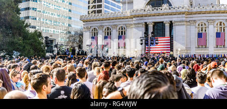 Oakland, Kalifornien, USA. 27. Jan 2019. Leute, Kamala Harris für Präsident Start der Kampagne gehalten in Frank H Ogawa Plaza in der Innenstadt von Oakland Credit: Andrei Stanescu/Alamy leben Nachrichten Stockfoto