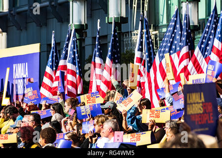 Oakland, Kalifornien, USA. 27. Jan 2019. Die Teilnehmer am Kamala Harris für Präsident Kampagne Aktionsstart Holding'Kamala Harris für Zeichen der Menschen"; amerikanische Flaggen im Hintergrund Credit: Andrei Stanescu/Alamy leben Nachrichten Stockfoto