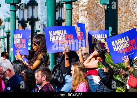 Oakland, Kalifornien, USA. 27. Jan 2019. Die Teilnehmer am Kamala Harris für Präsident Kampagne Aktionsstart Holding'Kamala Harris für die Menschen' Zeichen Credit: Andrei Stanescu/Alamy leben Nachrichten Stockfoto