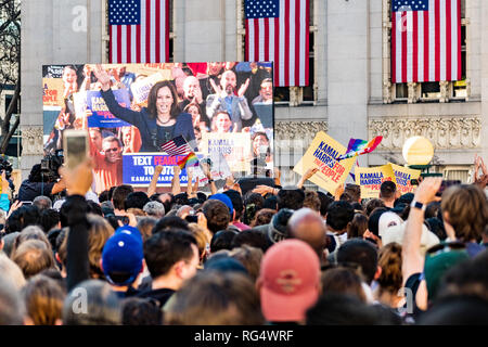 Oakland, Kalifornien, USA. 27. Jan 2019. Leute, Kamala Harris für Präsident Start der Kampagne gehalten in Frank H Ogawa Plaza in der Innenstadt von Oakland Credit: Andrei Stanescu/Alamy leben Nachrichten Stockfoto