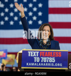 Oakland, Kalifornien, USA. 27 Jan, 2019. Senator Kamala Harris (C-CA) Wellen zu Anhänger nach der Ankündigung ihrer 2020 Presidential während einer Kampagne kickoff Rally an Frank H. Ogawa Plaza laufen. Credit: Paul Kitagaki jr./ZUMA Draht/Alamy leben Nachrichten Stockfoto