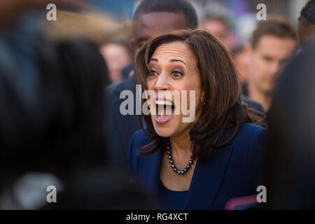 Oakland, Kalifornien, USA. 27 Jan, 2019. Senator Kamala Harris (D-CA) grüsst Anhänger nach dem Start ihre 2020 Presidential run in einer Kampagne kickoff Rally an Frank H. Ogawa Plaza. Credit: Paul Kitagaki jr./ZUMA Draht/Alamy leben Nachrichten Stockfoto