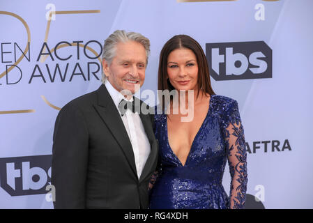 Los Angeles, USA. 27 Jan, 2019. Der Schauspieler Michael Douglas (L) und seine Frau Catherine Zeta-Jones für die 25. jährlichen Screen Actors Guild Awards im Shrine Auditorium in Los Angeles, in den Usa am 31.01.27., 2019. Credit: Li Ying/Xinhua/Alamy leben Nachrichten Stockfoto