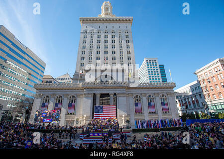 Oakland, Kalifornien, USA. 27 Jan, 2019. Senator Kamala Harris (D-CA) stellt ihre 2020 Presidential run während einer Kampagne kickoff Rally an Frank H. Ogawa Plaza. Credit: Paul Kitagaki jr./ZUMA Draht/Alamy leben Nachrichten Stockfoto