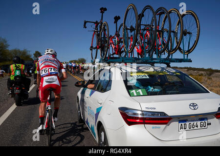 San Juan, Argentinien. 27 Jan, 2019. MENDOZA, Argentinien - Januar 27: Matteo Montaguti nimmt das Wasser aus dem öffentlichen, während der Phase 1, 159,1 km Difunta Correa in der 37 Vuelta a San Juan 2019 Am 27. Januar 2019 in San Juan, Argentinien. Credit: Alexis Lloret/Alamy leben Nachrichten Stockfoto