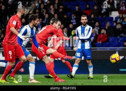 Barcelona, Spanien. 27 Jan, 2019. Von Real Madrid Gareth Bale (3. L) ein Tor während einer Spanischen Liga Match zwischen RCD Espanyol Barcelona und Real Madrid, Spanien, Jan. 27, 2019. RCD Espanyol verlieren 2-4. Credit: Joan Gosa/Xinhua/Alamy leben Nachrichten Stockfoto