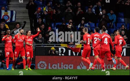 Barcelona, Spanien. 27 Jan, 2019. Spieler von Real Madrid feiern ein Ziel von Karim Benzema (2. L) während der spanischen Liga Match zwischen RCD Espanyol Barcelona und Real Madrid, Spanien, Jan. 27, 2019. RCD Espanyol verlieren 2-4. Credit: Joan Gosa/Xinhua/Alamy leben Nachrichten Stockfoto