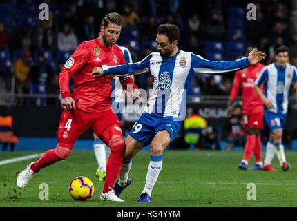 Barcelona, Spanien. 27 Jan, 2019. Die RCD Espanyol Sergio Garcia (vorn R) Mias mit Real Madrids Sergio Ramos während einer Spanischen Liga Match zwischen RCD Espanyol Barcelona und Real Madrid, Spanien, Jan. 27, 2019. RCD Espanyol verlieren 2-4. Credit: Joan Gosa/Xinhua/Alamy leben Nachrichten Stockfoto