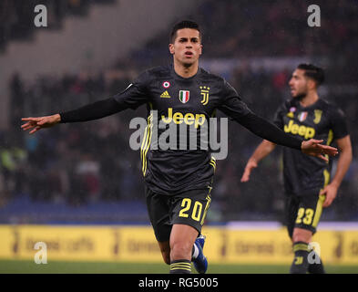 Rom, Italien. 27 Jan, 2019. FC Juventus von Joao Cancelo feiert sein Ziel während einer Serie ein Fußballspiel zwischen von Juventus Turin und Lazio in Rom, Italien, Jan. 27, 2019. Credit: Alberto Lingria/Xinhua/Alamy leben Nachrichten Stockfoto