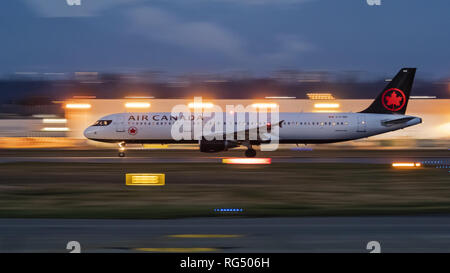 Richmond, British Columbia, Kanada. 27 Jan, 2019. Eine Air Canada Airbus A 321-200 (C-FJNX) Jet Airliner macht sich in der Dämmerung von Vancouver International Airport. Credit: bayne Stanley/ZUMA Draht/Alamy leben Nachrichten Stockfoto
