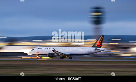 Richmond, British Columbia, Kanada. 27 Jan, 2019. Eine Air Canada Airbus A 321-200 (C-FJNX) Jet Airliner macht sich in der Dämmerung von Vancouver International Airport. Credit: bayne Stanley/ZUMA Draht/Alamy leben Nachrichten Stockfoto