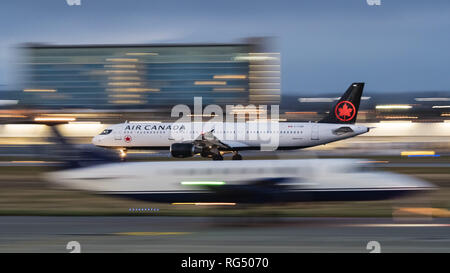 Richmond, British Columbia, Kanada. 27 Jan, 2019. Eine Air Canada Airbus A 321-200 (C-FJNX) Jet Airliner macht sich in der Dämmerung von Vancouver International Airport. Credit: bayne Stanley/ZUMA Draht/Alamy leben Nachrichten Stockfoto