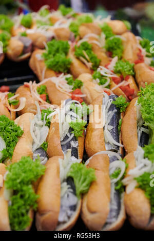 Berlin, Deutschland. Jan, 2019 18. Brötchen mit Fisch sind auf dem Display für die Verkostung an der Grünen Woche. Quelle: Annette Riedl/dpa-Zentralbild/ZB/dpa/Alamy leben Nachrichten Stockfoto