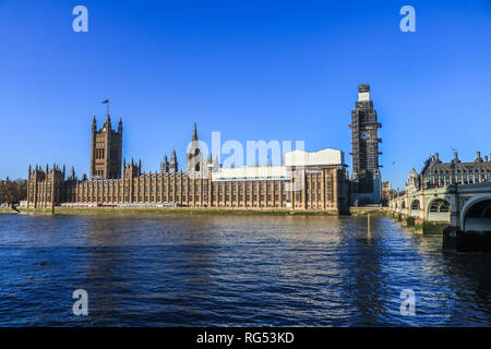 London, Großbritannien. 28 Jan, 2019. UK Wetter: Der Palast von Westminster ist in Sonne gebadet unter azurblauem Himmel wie heute 60 Tage, bis Großbritannien die Mitgliedschaft in der Europäischen Union die Blätter: Amer ghazzal/Alamy leben Nachrichten Stockfoto