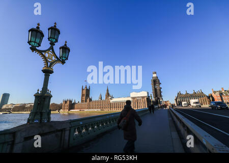 London, Großbritannien. 28 Jan, 2019. UK Wetter: Der Palast von Westminster ist in Sonne gebadet unter azurblauem Himmel wie heute 60 Tage, bis Großbritannien die Mitgliedschaft in der Europäischen Union die Blätter: Amer ghazzal/Alamy leben Nachrichten Stockfoto