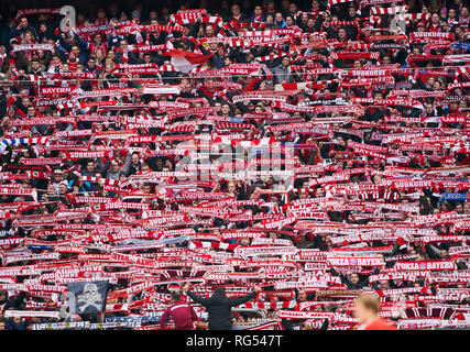 Fans, Unterstützer, Zuschauer, club Fahnen, Feier, Ventilator, Wave, Farben, Meer von Fahnen, soccerfan, Kleidung, Zeichnungen, Masquerade, Fußball, Jacke, Kapuze, Weste, Fanfare, Schals, Maske, FC BAYERN MÜNCHEN - VFB Stuttgart 4-1 - DFL-Bestimmungen verbieten die Verwendung von Fotografien als BILDSEQUENZEN und/oder quasi-VIDEO - 1. Deutsche Fussball Liga, München, 27. Januar 2019 Stockfoto