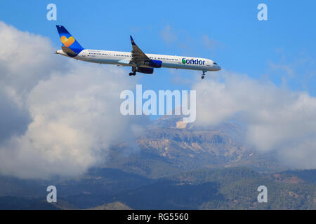 Los Abrigos Teneriffa - Februar 13 2015 Flugzeug Boeing 757-330 Condor Thomas Cook Landung in Teneriffa Flughafen. In der Nähe von Vulkan Teide Stockfoto