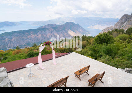 Hochzeit Bogen mit Tuch und frische Blumen für eine Hochzeit eingerichtet Stockfoto