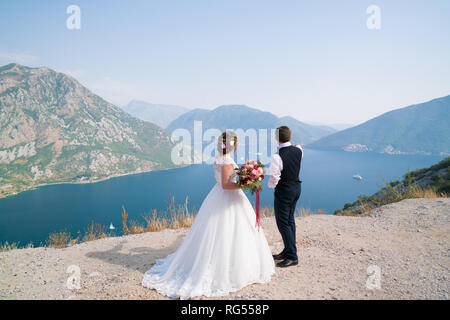 Brautpaar stand auf der Empore und Blick auf das Meer Stockfoto