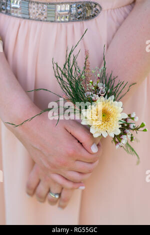 Florale Armband auf die Hand einer Frau Stockfoto