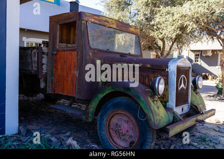 FISH RIVER CANYON, NAMIBIA - September 01, 2015: Vintage Truck vor der Lodge Canyon Roadhouse, Fish River Canyon, Namibia Stockfoto