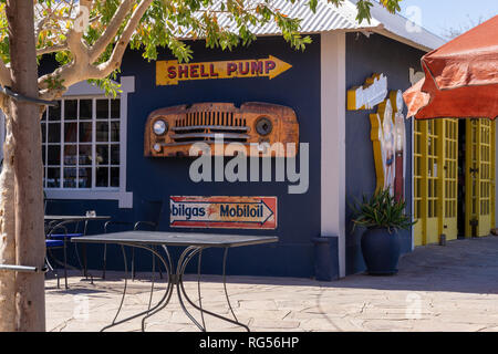 FISH RIVER CANYON, NAMIBIA - September 01, 2015: Vintage Truck vor der Lodge Canyon Roadhouse, Fish River Canyon, Namibia Stockfoto