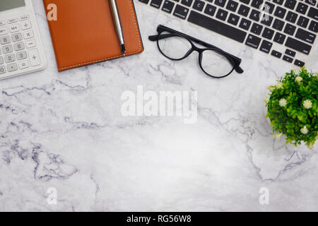 Flachbild-lay Mockup weiß Büro Arbeitsplatz Hintergrund Stockfoto