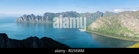 Panorama Blick von Berg zu Berg Husfjell Okshornan, Gipfeln oberhalb der Küste, ruhiges Meer, Insel Senja, Troms, Nordnorwegen, Norwegen Stockfoto