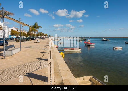 Traditionelle portugiesische Fischerdorf Santa Luzia, Algarve, Portugal, Europa. Stockfoto