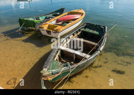 Traditionelle hölzerne Fischerboote, Santa Luzia, Algarve, Portugal, Europa. Stockfoto