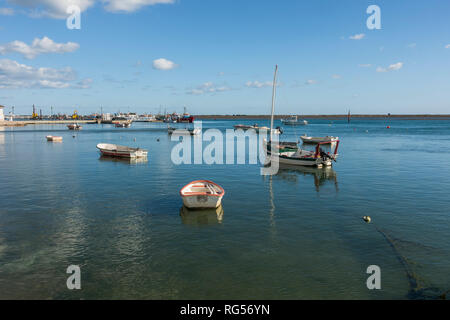 Traditionelle hölzerne Fischerboote, Santa Luzia, Algarve, Portugal, Europa. Stockfoto