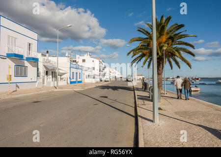 Traditionelle portugiesische Fischerdorf Santa Luzia, Algarve, Portugal, Europa. Stockfoto