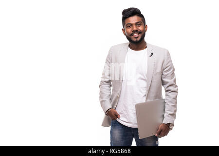Junge schöne stilvolle hipster Mann mit Laptop auf weißem Hintergrund Stockfoto