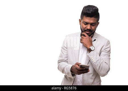 Schöne indische hipster Mann Bart mit Smartphone in der Hand auf weißem Hintergrund Stockfoto