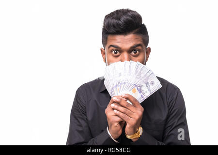 Closeup Portrait von bärtigen Hipster jungen Mann mit Geld-Scheine in der Hand, auf weißem Hintergrund. Stockfoto