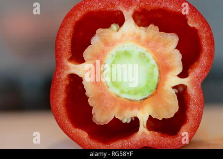 Eine rote Paprika (Capsicum annuum) mit seinen top cm Entlassen auf die Seite, in Scheiben geschnitten Stockfoto