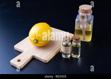 Zitronen- und Arzneimittel Saft für eine Erkältung. Hausgemachte Möglichkeiten, kalt und Husten zu laufen. Der dunkle Hintergrund. Stockfoto