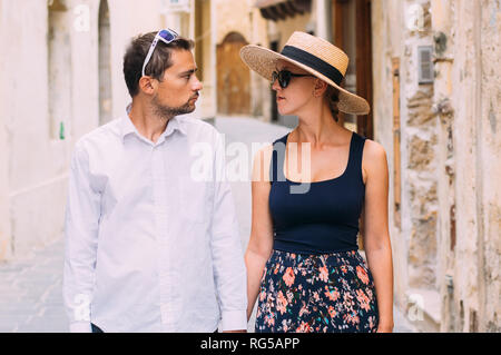 Mann hält Frau von Hand in der alten Stadt, Insel Gozo, Malta Stockfoto