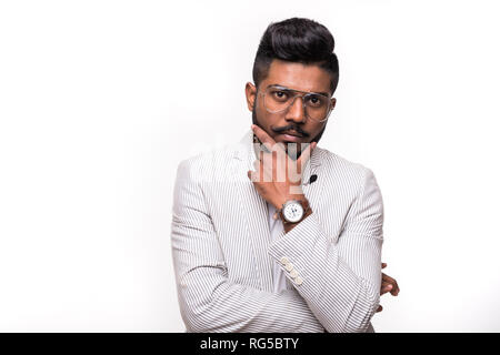 Portrait des Denkens hipster indischen jungen Mann seinen Bart auf weißem Hintergrund Touch Stockfoto