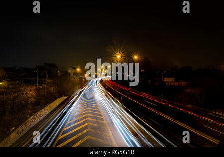 Das Auto Licht Wanderwege in der Stadt, Blick von der Brücke Stockfoto