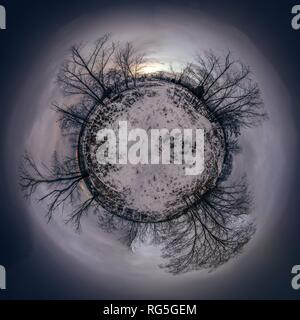 Dunkle winter Kleine, kleinen Planeten mit Bäumen und Sonnenuntergang, 360 Grad Foto Spherical projection Stockfoto