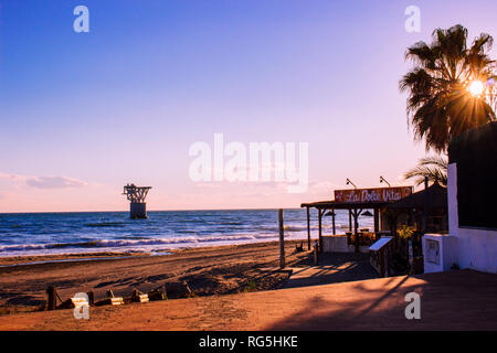 Strand. Mittelmeer und den sonnigen Strand in Marbella. Bild aufgenommen - 27. Januar 2019. Stockfoto