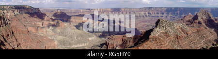 Panoramablick von der Cape Royal Sicht in Richtung Freya Schloss & Vishnu Tempel, Canyon North Rim, AZ, USA. Stockfoto