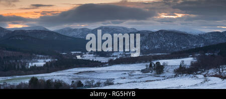 Blick auf das Anwesen von Balmoral (einschließlich Balmoral Castle) Und Royal Deeside mit Blick nach Westen entlang des Dee Valley in Am Späten Nachmittag Stockfoto