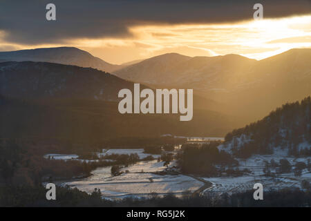 Winter Sonnenlicht bricht durch die Wolken über der Royal Deeside am späten Nachmittag. Stockfoto