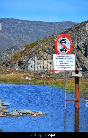 Grönland, Ilulissat, Juli, Diskobucht, Kangia Icefjord Jakobshavn - UNESCO-Welterbe, Straße overfloated mit Wasser - Beschilderung Stockfoto