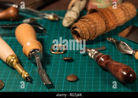 Leder Handwerk Werkzeuge auf Schneidematte Stockfoto